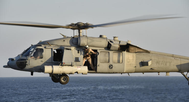 Военный вертолет упал на палубу авианосца США