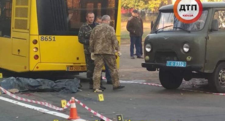 В Киеве мужчину толкнули под автобус: Пострадавший погиб