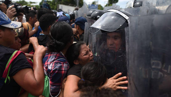 Полиция Мексики остановила караван мигрантов на границе с США