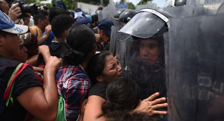 Полиция Мексики остановила караван мигрантов на границе с США