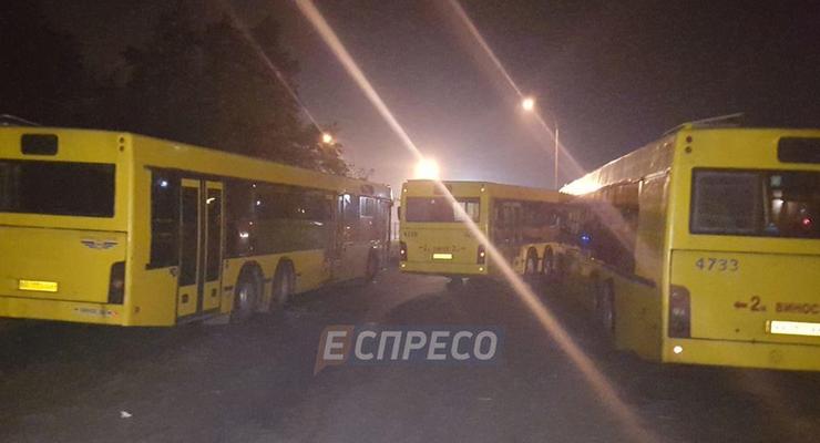 В Киеве кондуктора насмерть зажало между двумя автобусами
