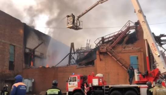 "Второй Чернобыль": В России горит металлургический завод