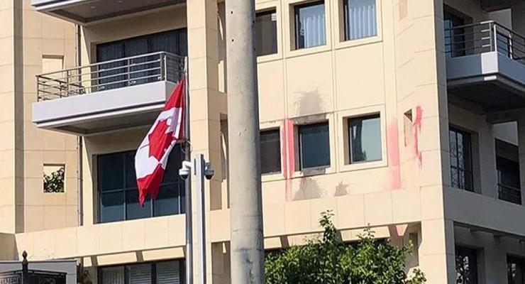 В Греции анархисты с кувалдами и краской напали на посольство Канады