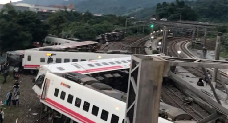 Выросло число жертв и пострадавших при аварии поезда на Тайване