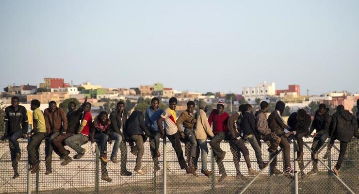 Сотни мигрантов штурмуют испанский анклав на севере Африки