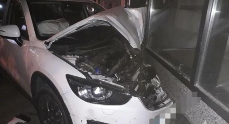 В Харькове Mazda врезалась в магазин