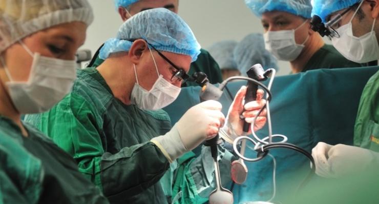 В Виннице провели уникальную операцию, остановив на час сердце пациента