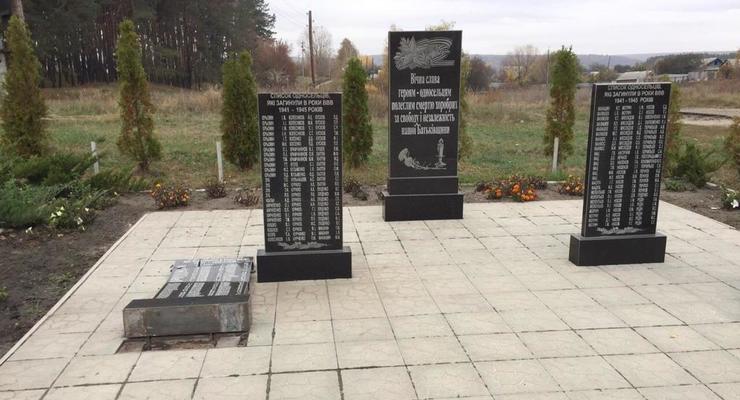 Под Харьковом вандалы разбили памятник погибшим во Второй мировой войне