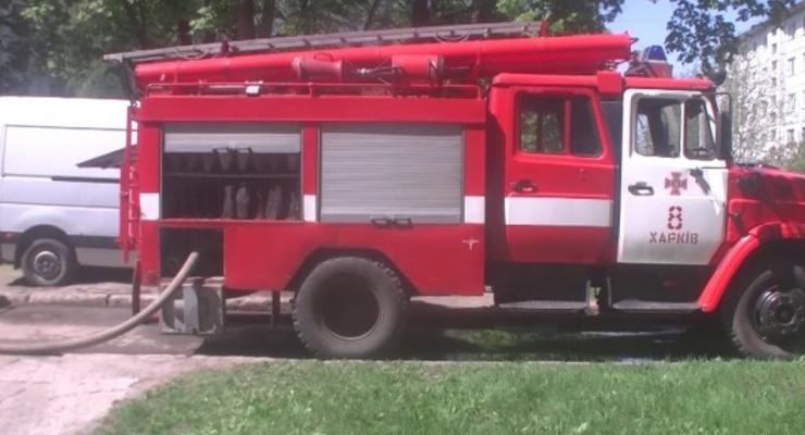 В Харькове горел дом: Жильца полчаса уговаривали слезть с парапета