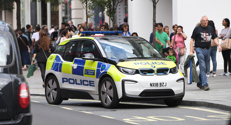 В Лондоне мужчина с отверткой напал на двух полицейских