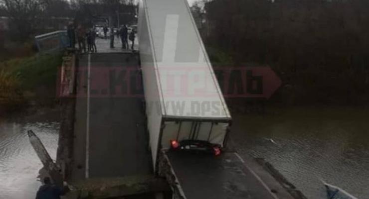В России рухнул автомобильный мост, есть погибший