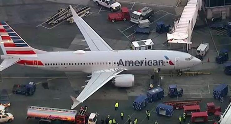 В аэропорту Нью-Йорка автоцистерна врезалась в самолет