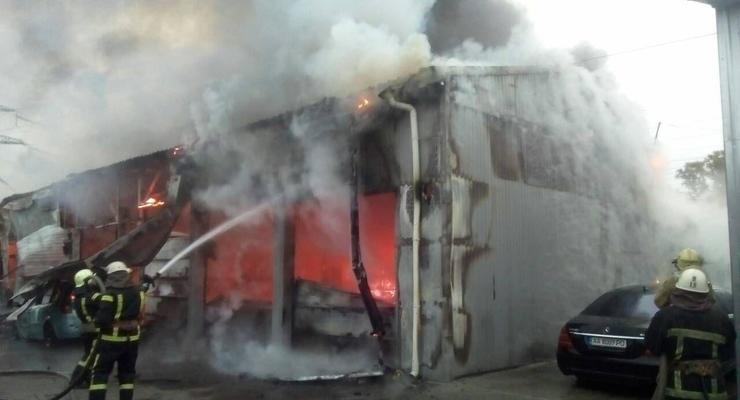 В Киеве при пожаре на СТО сгорели три автомобиля