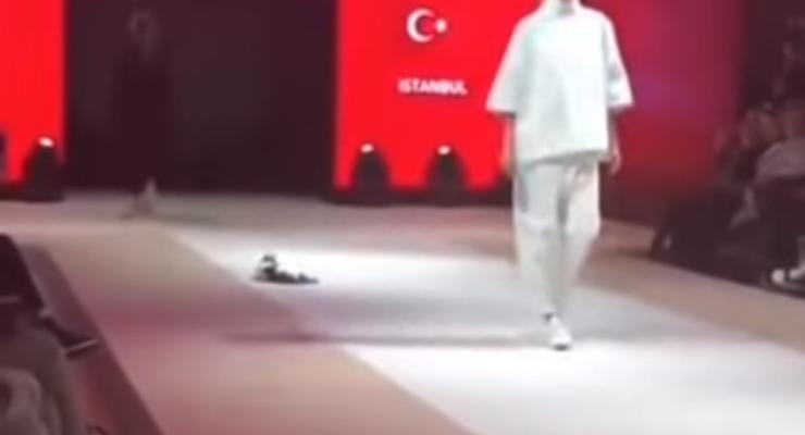 Кошка забралась на подиум во время модного показа в Турции
