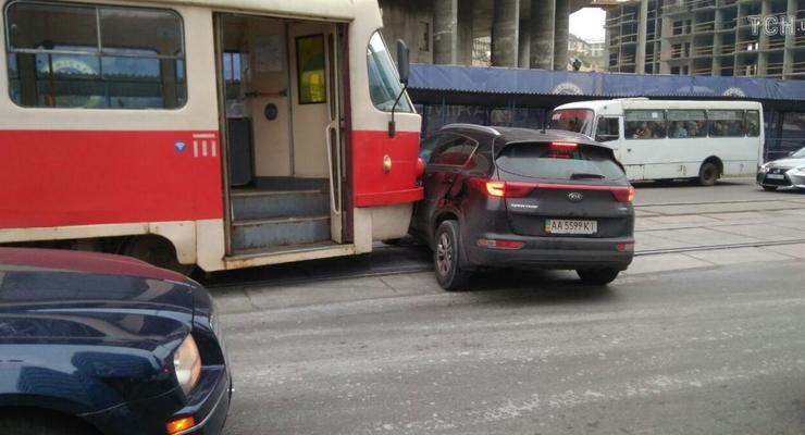 В Киеве трамвай протаранил авто