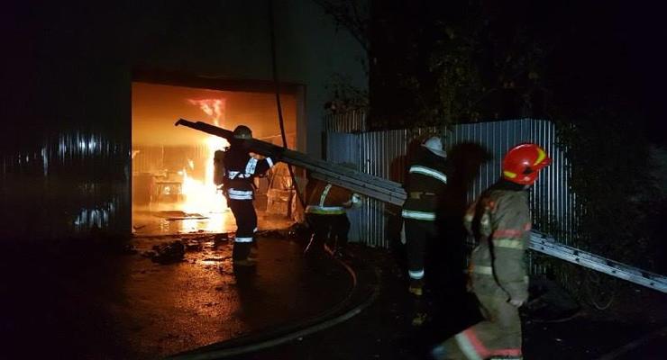 Два автомобиля сгорели на СТО в Киеве