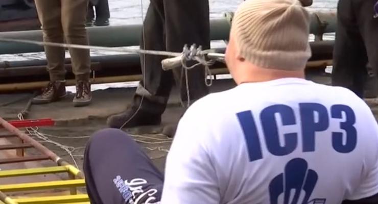 Украинец протянул по воде зубами 600-тонный корабль