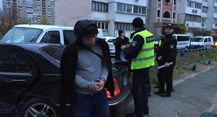 В Киеве банда "домушников" на авто сбила патрульных и протаранила 10 машин