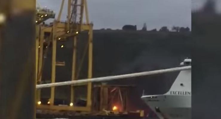 В испанском порту пассажирский паром врезался в кран, возник пожар