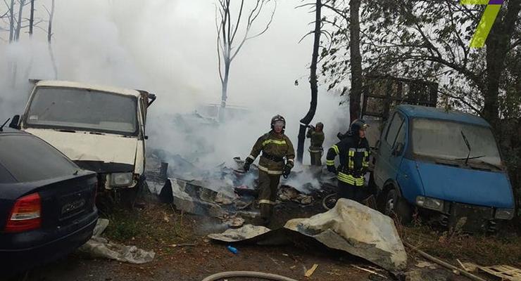 В Одессе в крупном пожаре на складе сгорели авто