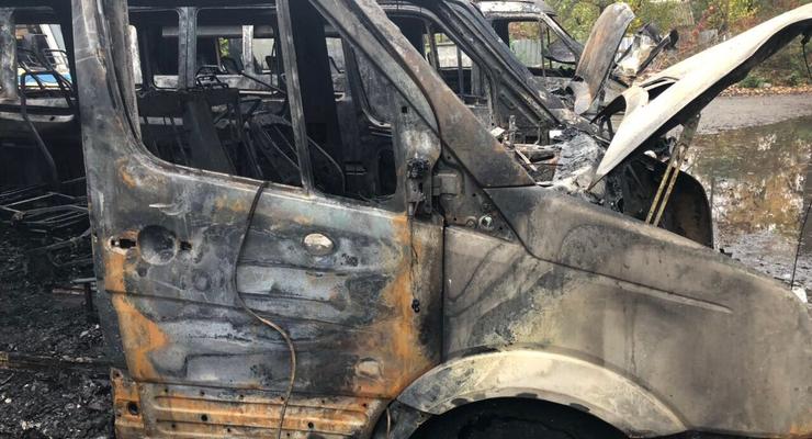 В Киеве во дворе дома сгорели четыре микроавтобуса