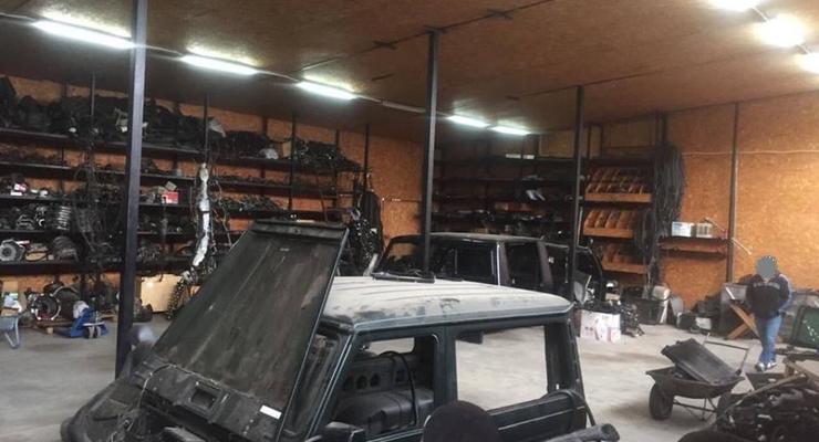 Под Киевом нашли 1000 кв.м. складов угонщиков элитных авто