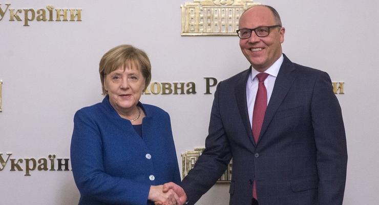 Меркель "менее критично" настроена к Nord Stream-2