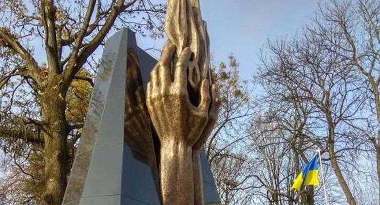 Во Львове открыли второй памятник ЗУНР в 450 м от первого