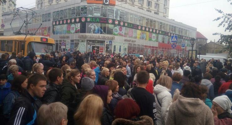 В Одессе протестующие заблокировали дорогу возле Привоза