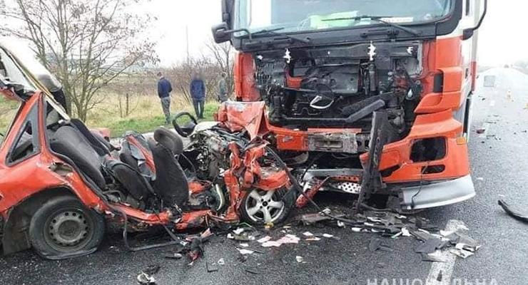 На Прикарпатье в ДТП легковушки с грузовиком погибли два человека