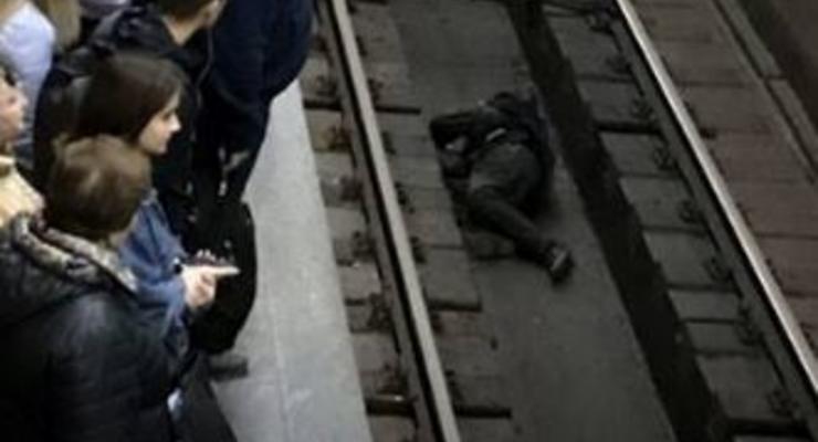 На станции метро Крещатик мужчина заснул между рельсов