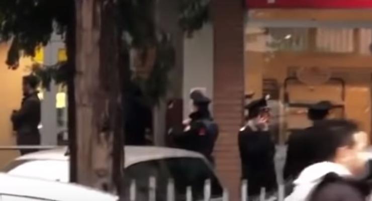 Захвативший заложников итальянец сдался полиции