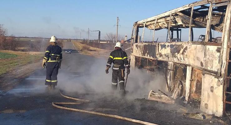 В Днепропетровской области на трассе сгорел автобус