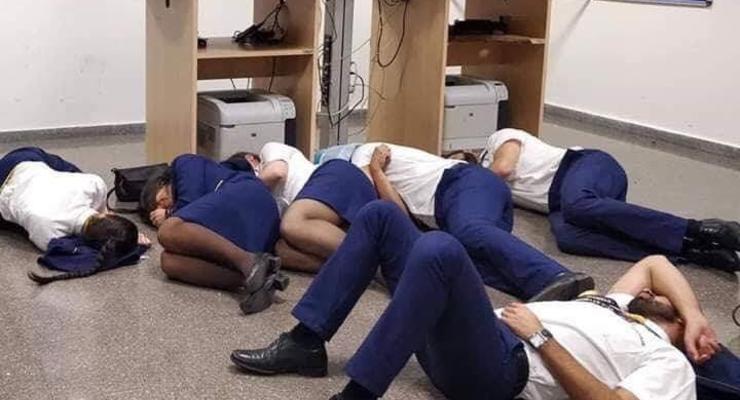 Скандал с Ryanair: компания уволила экипаж из-за того, что те спали на полу