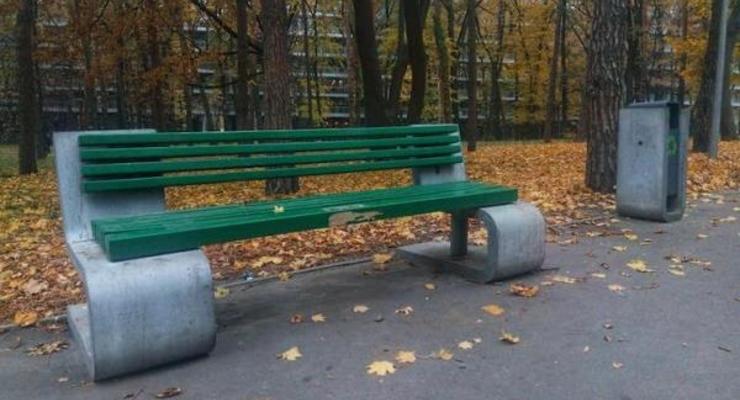Киевские коммунальщики вновь испортили краской дизайнерские лавочки
