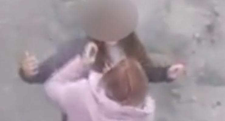 В Днепре сняли видео издевательств девушки-подростка над школьницей