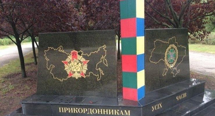 В Николаеве старушка нарисовала свастику на памятнике с картой РФ