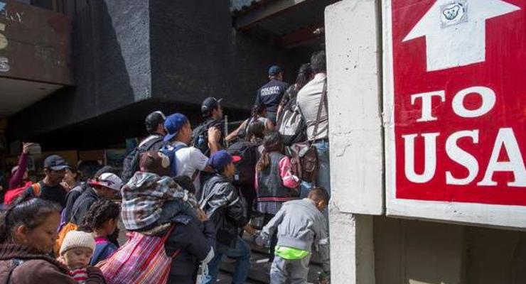 Тысячи людей из каравана мигрантов запросили убежище в Мексике