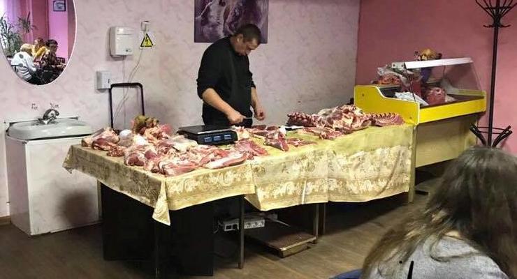"Как в переходе": в Сети возмутились продажей мяса в Киевском Онкоцентре