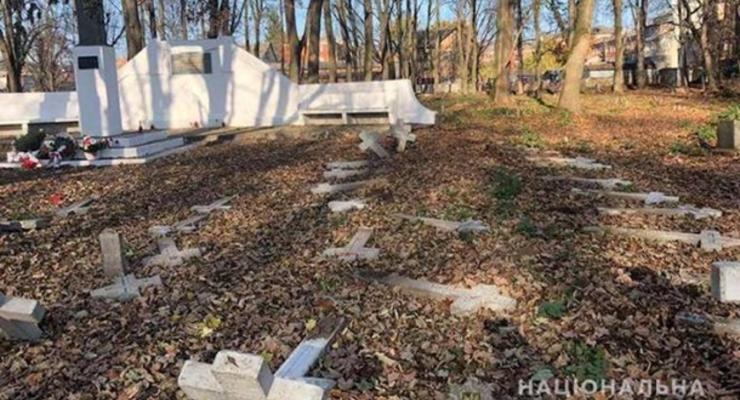 В Коломые повалили кресты на польском кладбище