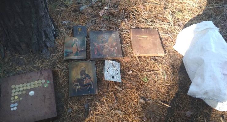 Житель Харькова украл из храма девять икон