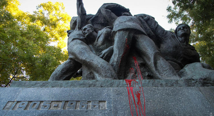 В Одессе разрисовали памятник Потемкинцам