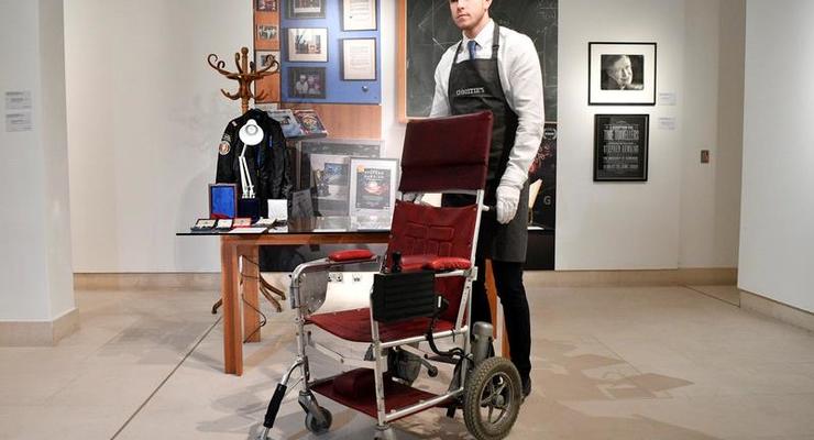 Кресло Стивена Хокинга продали на аукционе почти за $400 тысяч