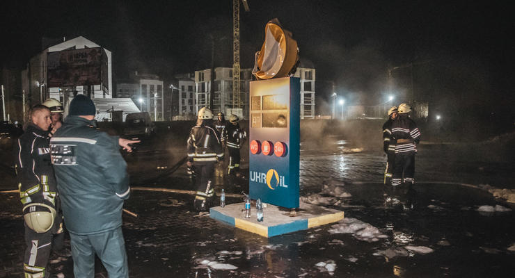 Пожар на заправке под Киевом: горящее топливо текло по трассе