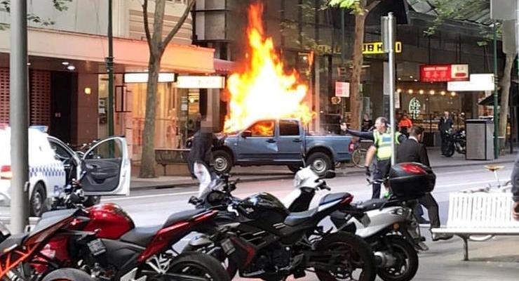 В Австралии неизвестный поджег свое авто и напал на прохожих