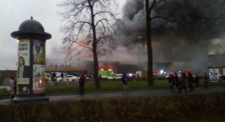 В Петербурге вспыхнул крупный пожар в гипермаркете