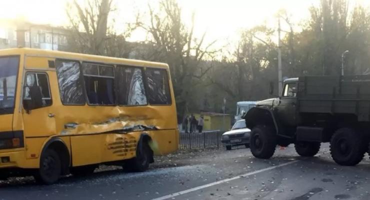 Грузовик боевиков протаранил маршрутку на Донбассе