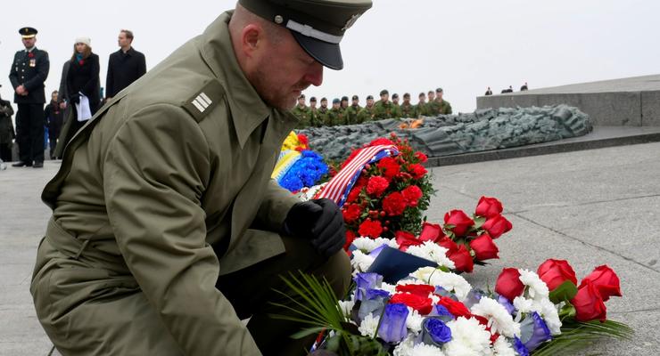 В Киеве ВСУ и представители Содружества наций почтили память погибших воинов