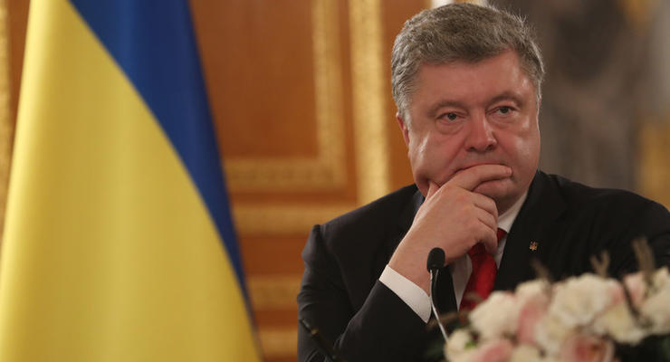 Порошенко планирует внести изменения в Конституцию из-за "выборов" ОРДЛО