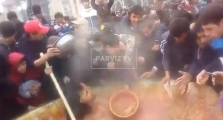 В Душанбе устроили массовую драку из-за еды на фестивале плова